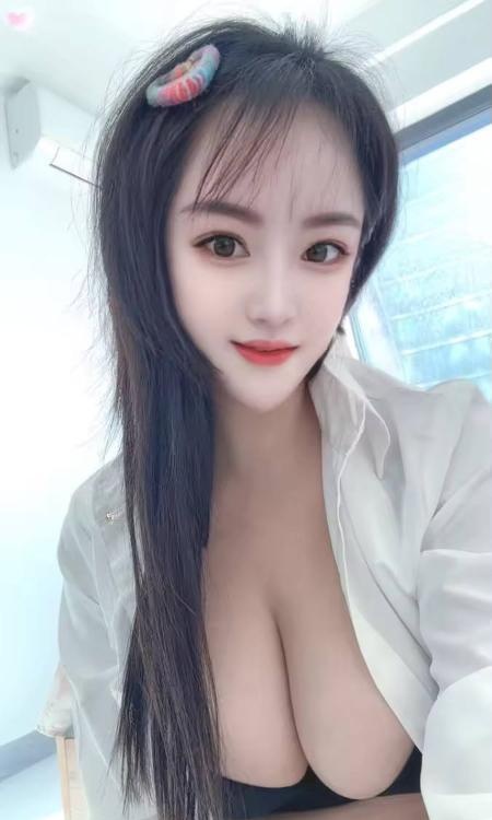 白皙大奶美少妇