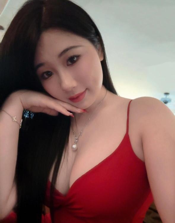大胸蕾丝少妇
