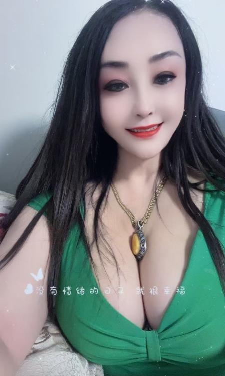 享受巨乳服务系美女